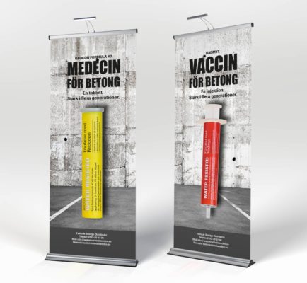 Två reklambanderoller för medicin och vaccin för betong med kontaktuppgifter för svensk distributör.